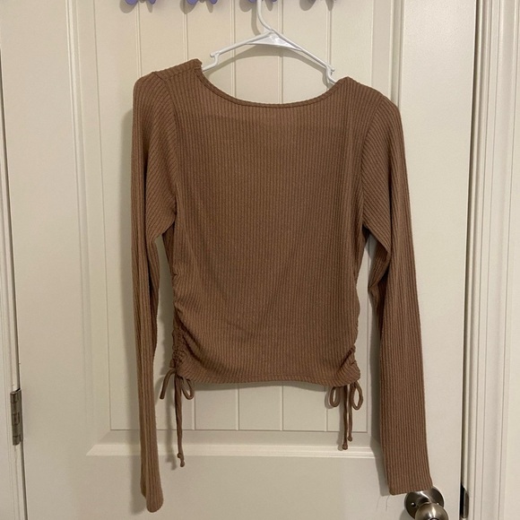 EUC Hollister women’s tan knit baby tee v-neck ruched crop long‎ sleeve top - Picture 6 of 7